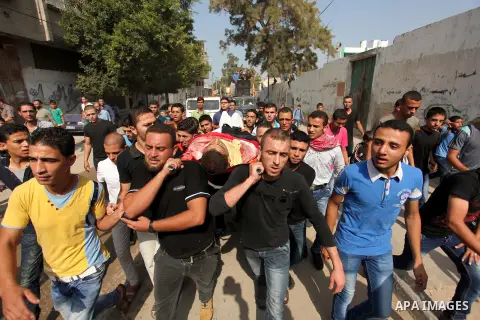 Relatives carry the body of Palestinian Mahmoud Hmead, 22, who was killed by Israeli troops in Friday's clashes, during his funeral in Gaza October 17, 2015. The unrest that has engulfed Jerusalem, Gaza and the occupied...