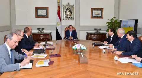 Egyptian President Abdel Fattah el-Sisi meets with Claudio Descalzi, Chief Executive Officer of Italian oil company ENI, in cairo on October 18, 2015. Photo by Egyptian President Office