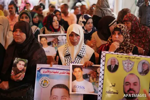 Palestinians take part in a protest demanding release the prisoners in Israeli jails, in front of Red cross office, in Gaza city, on Oct. 19, 2015. Photo by Ashraf Amra