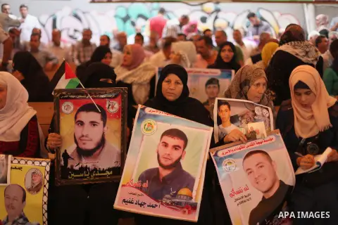Palestinians take part in a protest demanding release the prisoners in Israeli jails, in front of Red cross office, in Gaza city, on Oct. 19, 2015. Photo by Ashraf Amra