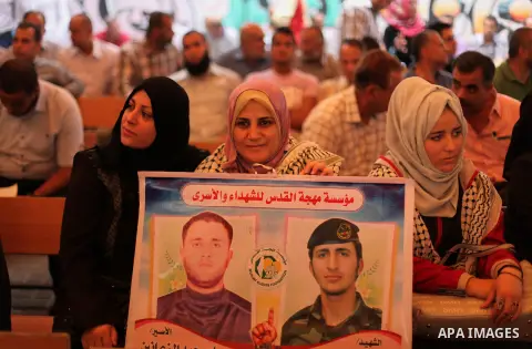 Palestinians take part in a protest demanding release the prisoners in Israeli jails, in front of Red cross office, in Gaza city, on Oct. 19, 2015. Photo by Ashraf Amra