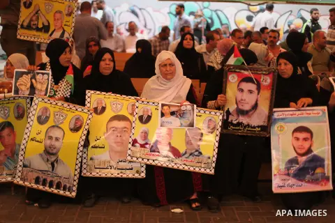 Palestinians take part in a protest demanding release the prisoners in Israeli jails, in front of Red cross office, in Gaza city, on Oct. 19, 2015. Photo by Ashraf Amra