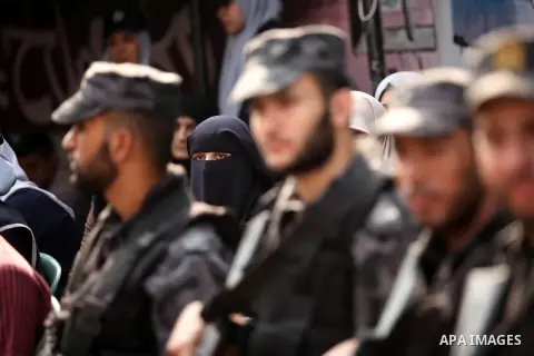 Palestinian policemen take part in a protest demanding release the prisoners in Israeli jails, in front of Red cross office, in Gaza city, on Oct. 19, 2015. Photo by Ashraf Amra