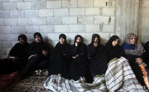 Relatives of Palestinian militant Ahmed al-Sirhi, who was killed by Israeli forces on Tuesday, mourn during his funeral in Deir al-Balah in the central Gaza Strip October 21, 2015. Israeli soldiers shot dead al-Sirhi clo...