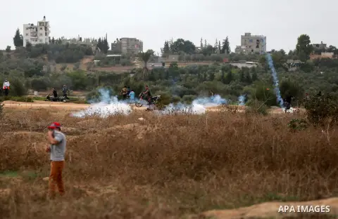 Palestinian protesters participate in clashes with Israeli security forces near the border between Israeli and central Gaza Stirp, on October 23, 2015. Palestinian factions called for mass rallies against Israel in the o...