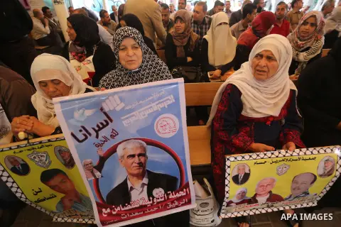 Palestinians take part in a protest demanding release the prisoners in Israeli jails, in front of Red cross office, in Gaza city, on Oct. 26, 2015. Photo by Mohammed Asad