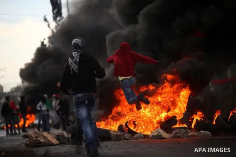 Palestinian protesters take part in clashes with Israeli security forces near the Jewish settlement of Beit El, near the West Bank city of Ramallah October 26, 2015. Israeli Prime Minister Benjamin Netanyahu has raised t...