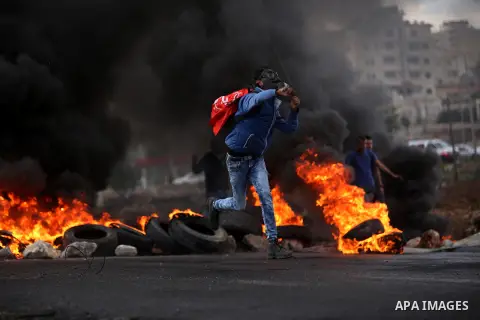 Palestinian protesters take part in clashes with Israeli security forces near the Jewish settlement of Beit El, near the West Bank city of Ramallah October 26, 2015. Israeli Prime Minister Benjamin Netanyahu has raised t...