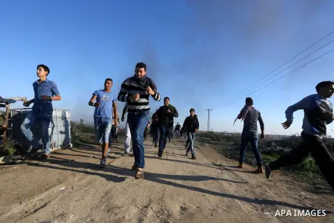 Palestinian protesters take part in clashes with Israeli troops near the border between Israel and eastern Gaza city, October 30, 2015. Since the start of October, violence that has included stabbings as well as clashes...