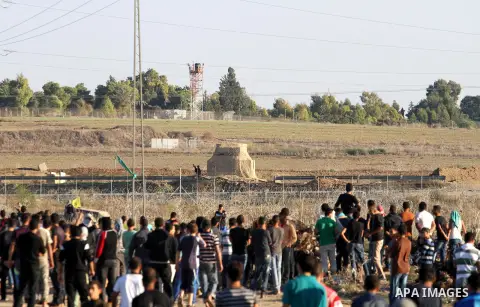 Palestinian protesters take part in clashes with Israeli troops near the border between Israel and eastern Gaza city, October 30, 2015. Since the start of October, violence that has included stabbings as well as clashes...