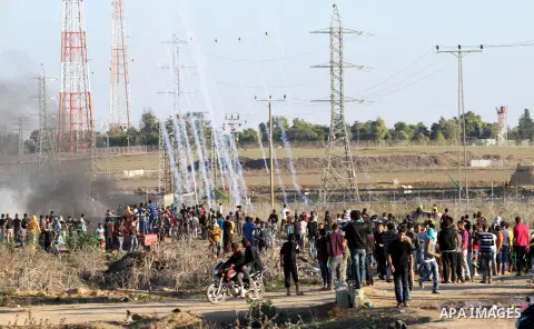 Palestinian protesters take part in clashes with Israeli troops near the border between Israel and eastern Gaza city, October 30, 2015. Since the start of October, violence that has included stabbings as well as clashes...
