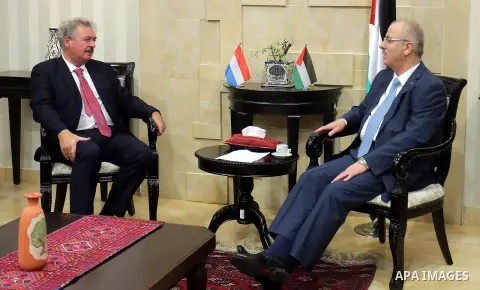 Palestinian Prime Minister Rami Hamdallah meets with Luxembourg Foreign Minister Jean Asselborn in the West Bank city of Ramallah on Nov. 07, 2015. Photo by Prime Minister Office