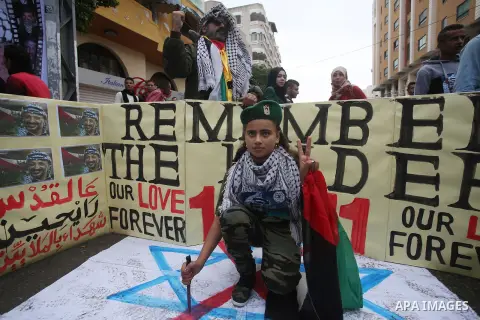 Palestinians take part in a protest demanding release the prisoners in Israeli jails, in front of Red cross office, in Gaza city, on Nov. 09, 2015. Photo by Mohammed Asad