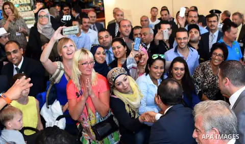 Egyptian President Abdel Fattah al-Sisi meets with tourists during a tour at Sharm el-Sheikh airport, Egypt, 11 November 2015. Al-Sisi vowed to enhance security in the country amid suspicions that a bomb caused the crash...