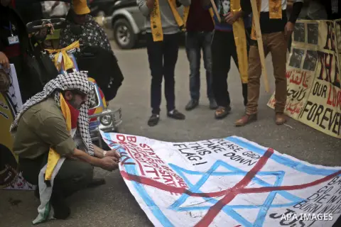 Palestinians take part in a protest demanding release the prisoners in Israeli jails, in front of Red cross office, in Gaza city, on Nov. 16, 2015. Photo by Mohammed Talatene