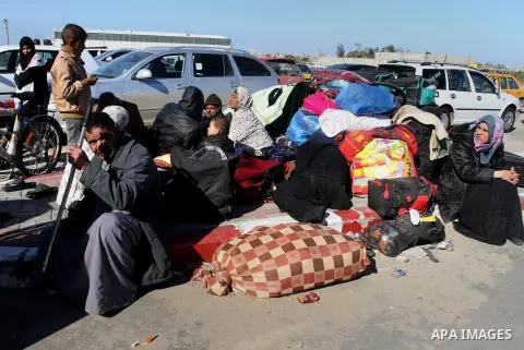 Palestinians wait to cross into Egypt at the Rafah border crossing between Egypt and the southern Gaza Strip December 5, 2015. Photo by Abed Rahim Khatib
