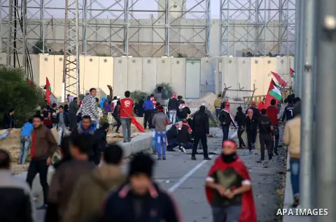 Palestinian protesters clash with Israeli security forces at the Erez crossing checkpoint in the northern Gaza Strip on Dec. 11, 2015. A Palestinian was shot dead and 12 wounded in clashes with Israeli forces on the bord...