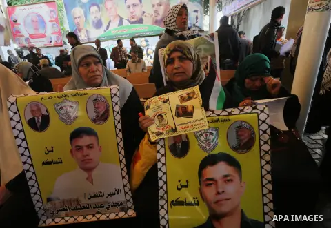 Palestinians take part in a protest demanding release the prisoners in Israeli jails, in front of Red cross office, in Gaza city, on Dec. 14, 2015. Photo by Mohammed Asad