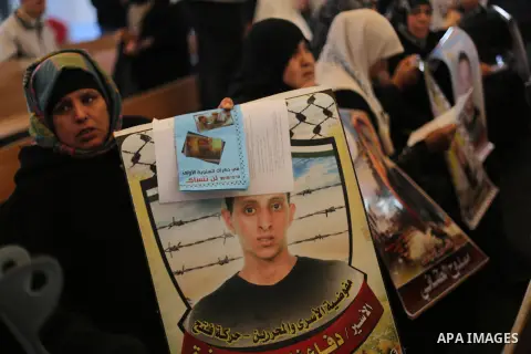 Palestinians take part in a protest demanding release the prisoners in Israeli jails, in front of Red cross office, in Gaza city, on Dec. 14, 2015. Photo by Mohammed Asad
