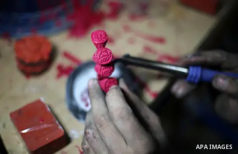 A Palestinian silver jeweler designs silver rings at his workshop in Gaza city on Dec. 16, 2015. Photo by Mohammed Asad