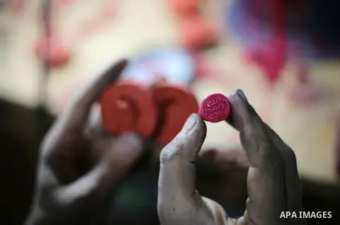 A Palestinian silver jeweler designs silver rings at his workshop in Gaza city on Dec. 16, 2015. Photo by Mohammed Asad