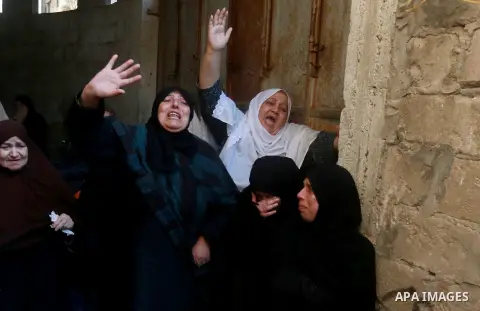 Relatives of Palestinian Hani Wahdan, 22, whom medics said was killed by Israeli troops during clashes with Palestinian protesters on Friday, mourn during his funeral in Gaza City December 26, 2015. Photo by Yasser Qudih