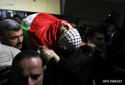 Mourners carry the body of Palestinian Mohammed Shobaki, 21 years, during his funeral in the West Bank city of Hebron, December 27, 2015. Israel's Public Security Ministry said in mid-October that the bodies of alleged P...