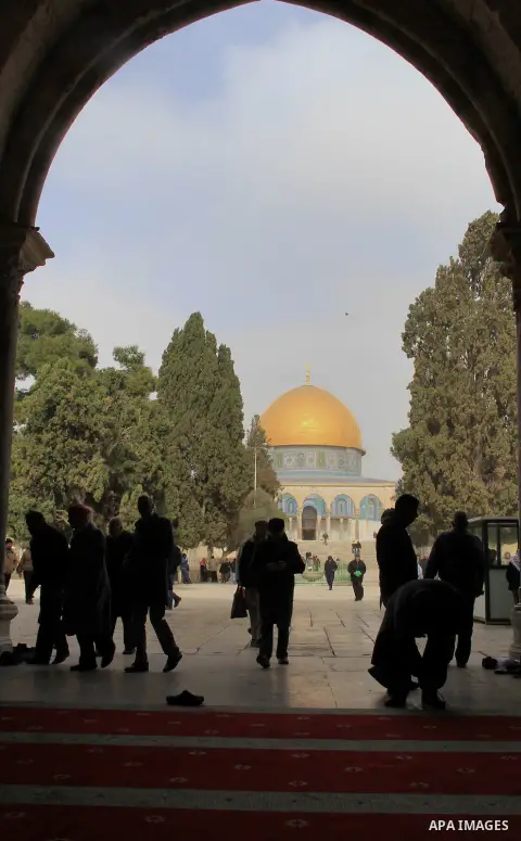 Palestinian Muslim worshipers walk in front of the Dome of the Rock mosque following Friday prayers at al-Aqsa mosque, Islam's third holiest site, in Jerusalem's Old city on Jan. 08, 2016. Photo by Mahfouz Abu Turk