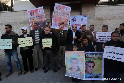 Palestinians take part in a protest demanding release the prisoners in Israeli jails, in front of Red cross office, in Gaza city, on January 11, 2016. Photo by Mohammed Asad