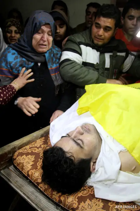 Relatives mourn during the funeral of Mohammed Qita in Khan Yunis in the southern Gaza Strip on January 16, 2016. Two Palestinians were shot dead by Israeli forces during protests along the border with Gaza on January 15...