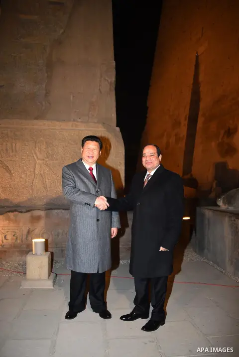 Egyptian President Abdel Fattah al-Sisi and Chinese President Xi Jinping pose for a picture during the Chinese president's visit to Luxor temple in Luxor, Egypt, January 21, 2016. Photo by Egyptian President Office