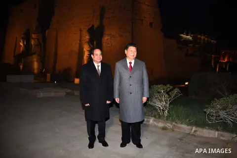 Egyptian President Abdel Fattah al-Sisi and Chinese President Xi Jinping pose for a picture during the Chinese president's visit to Luxor temple in Luxor, Egypt, January 21, 2016. Photo by Egyptian President Office