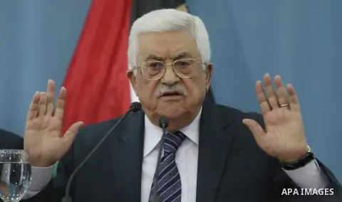 Palestinian President Mahmud Abbas gestures during a meeting with Palestinian journalists in the West Bank city of Ramallah, on January 23, 2016.Photo by Shadi Hatem