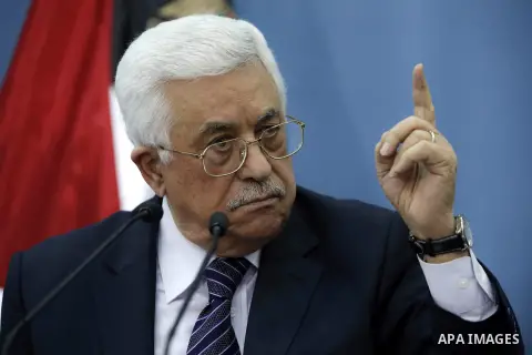 Palestinian President Mahmud Abbas gestures during a meeting with Palestinian journalists in the West Bank city of Ramallah, on January 23, 2016.Photo by Shadi Hatem