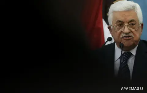 Palestinian President Mahmud Abbas gestures during a meeting with Palestinian journalists in the West Bank city of Ramallah, on January 23, 2016.Photo by Shadi Hatem