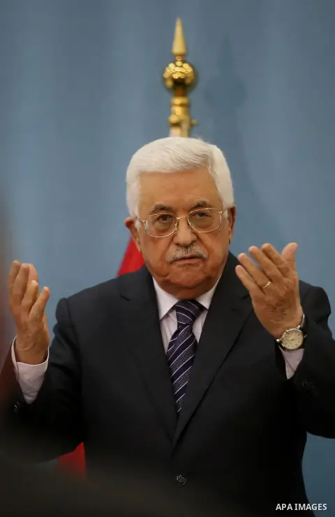 Palestinian President Mahmud Abbas gestures during a meeting with Palestinian journalists in the West Bank city of Ramallah, on January 23, 2016.Photo by Shadi Hatem