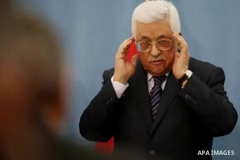 Palestinian President Mahmud Abbas gestures during a meeting with Palestinian journalists in the West Bank city of Ramallah, on January 23, 2016.Photo by Shadi Hatem