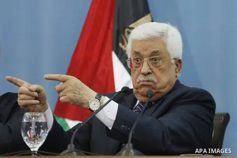 Palestinian President Mahmud Abbas gestures during a meeting with Palestinian journalists in the West Bank city of Ramallah, on January 23, 2016.Photo by Shadi Hatem
