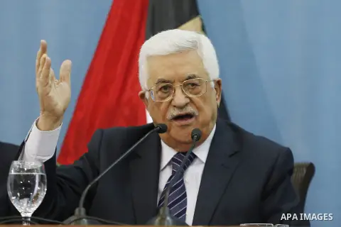 Palestinian President Mahmud Abbas gestures during a meeting with Palestinian journalists in the West Bank city of Ramallah, on January 23, 2016.Photo by Shadi Hatem