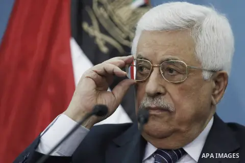 Palestinian President Mahmud Abbas gestures during a meeting with Palestinian journalists in the West Bank city of Ramallah, on January 23, 2016.Photo by Shadi Hatem