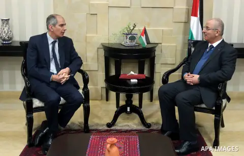 Palestinian Prime Minister, Rami Hamdallah, meets with French Consul General in Jerusalem, Herve Magro, in the West Bank city of Ramallah, January 25, 2016. Photo by Prime Minister Office
