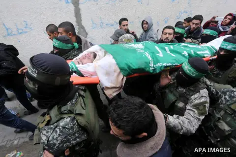 Palestinian members of Ezzedeen al-Qassam, the armed wing of Hamas movement, carry the body of one of the seven Palestinian Hamas militants whom killed after a tunnel, built for fighting Israel, collapsed in the Gaza Str...