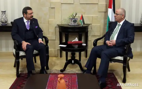 Palestinian Prime Minister Rami Hamdallah meets with President of the Union of Turkish Chambers of Commerce Refaat Oglo, in the West Bank city of Ramallah on Jan. 31, 2016. Photo by Prime Minister Office