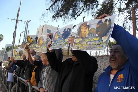 Palestinians take part during a protest to show solidarity with Palestinian children prisoner at Israeli jails outside an Israeli court in Jerusalem on January 31, 2016. Photo by Mahfouz Abu Turk