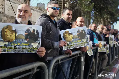 Palestinians take part during a protest to show solidarity with Palestinian children prisoner at Israeli jails outside an Israeli court in Jerusalem on January 31, 2016. Photo by Mahfouz Abu Turk