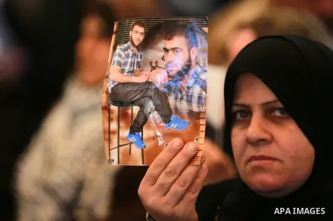 Palestinians take part in a protest demanding release the prisoners in Israeli jails, in front of Red cross office, in Gaza city, on Feb. 01, 2016. Photo by Yasser Qudih