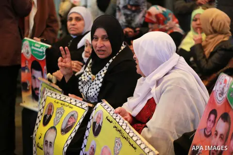 Palestinians take part in a protest demanding release the prisoners in Israeli jails, in front of Red cross office, in Gaza city, on Feb. 01, 2016. Photo by Yasser Qudih