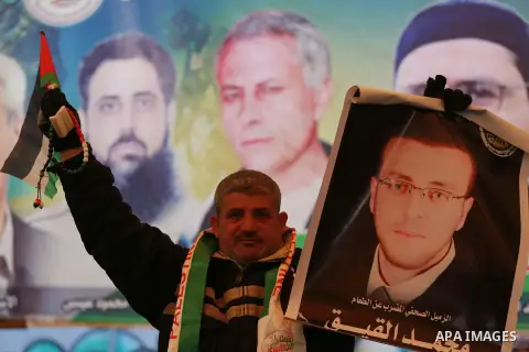Palestinians take part in a protest demanding release the prisoners in Israeli jails, in front of Red cross office, in Gaza city, on Feb. 01, 2016. Photo by Yasser Qudih