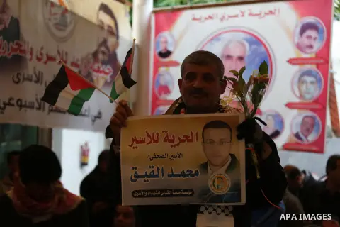 Palestinians take part in a protest demanding release the prisoners in Israeli jails, in front of Red cross office, in Gaza city, on February 8, 2016. Photo by Mohammed Asad