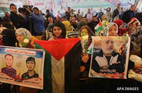Palestinians take part in a protest demanding release the prisoners in Israeli jails, in front of Red cross office, in Gaza city, on February 8, 2016. Photo by Mohammed Asad
